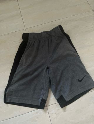 Pantalón corto niño Nike gris y negro