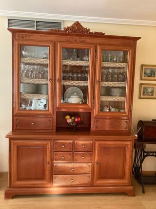 Alacena de madera y cristal