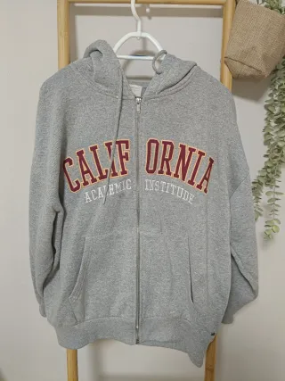 Sudadera gris con cremallera y logo