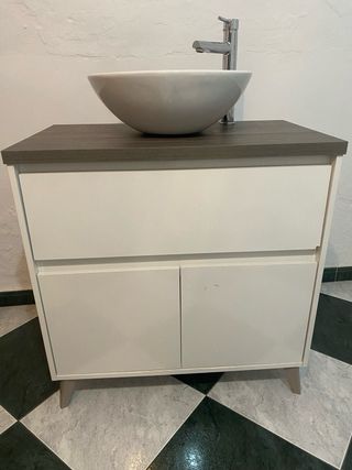 Mueble de baño con lavabo y grifería