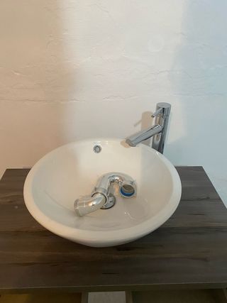Mueble de baño con lavabo y grifería