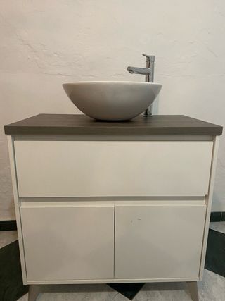 Mueble de baño con lavabo y grifería