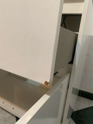 Mueble de baño con lavabo y grifería