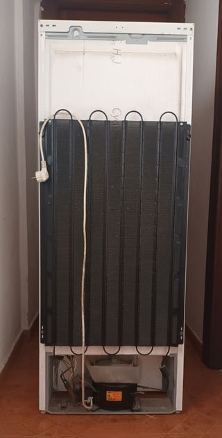 Nevera blanca con congelador