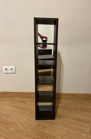 Estantería estrecha de madera