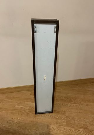 Estantería estrecha de madera