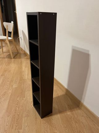 Estantería estrecha de madera