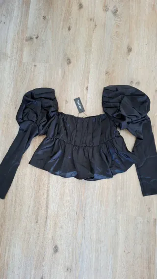 Top Boohoo negro satinado mangas abullonadas