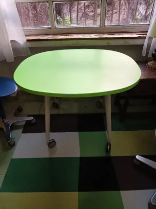 Tavolo da studio verde con ruote