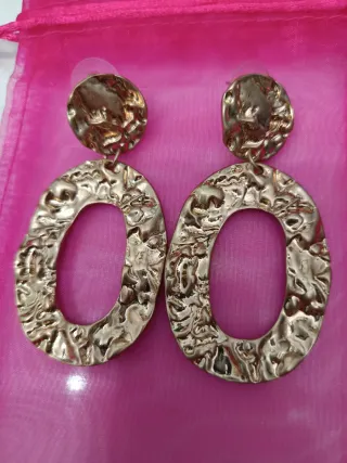 Pendientes largos dorados con textura