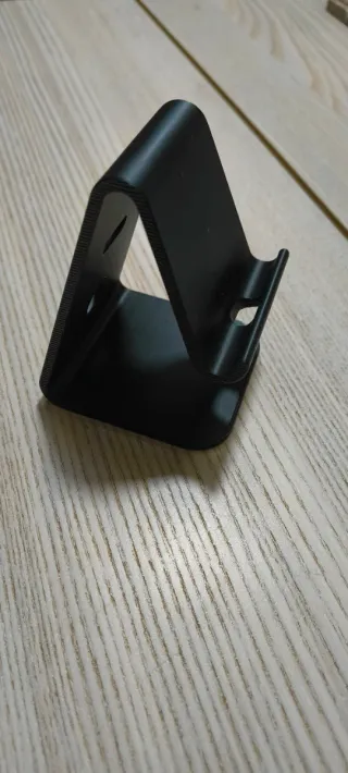 Soporte móvil negro compacto impreso en 3D