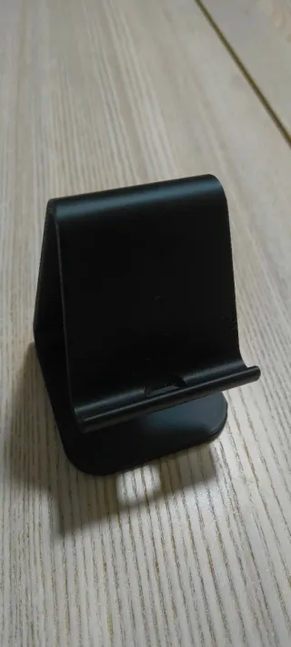 Soporte móvil negro compacto impreso en 3D