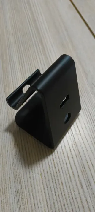 Soporte móvil negro compacto impreso en 3D