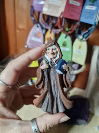 Figura Bruja con Libro y Bola