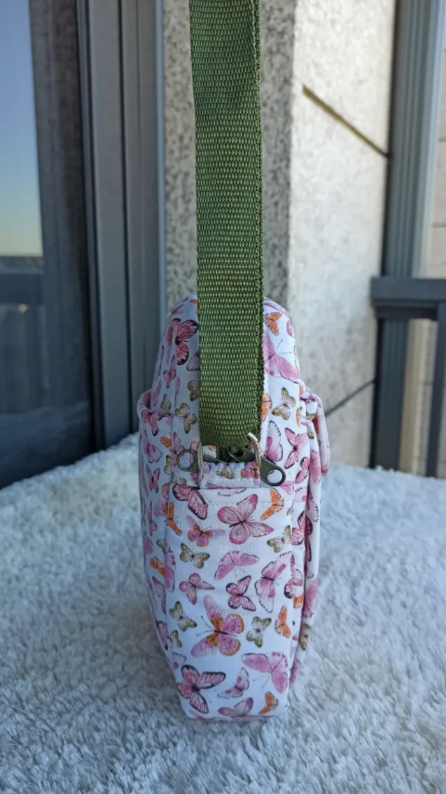 Bolso bandolera rosa con mariposas