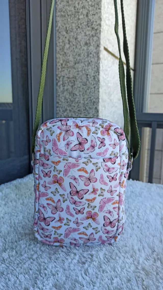 Bolso bandolera rosa con mariposas