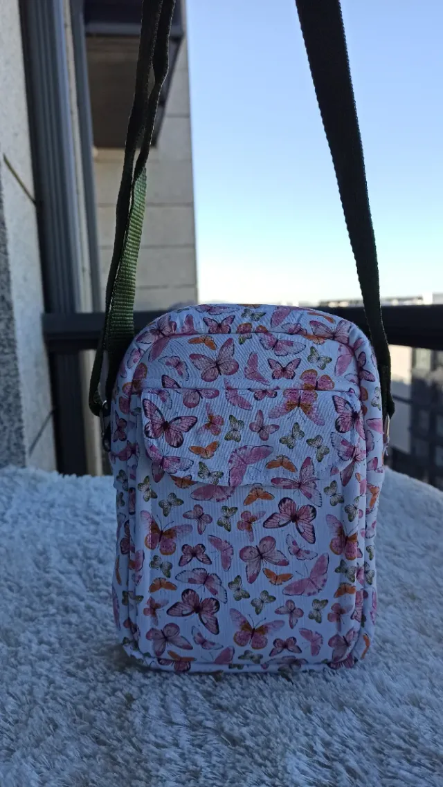 Bolso bandolera rosa con mariposas