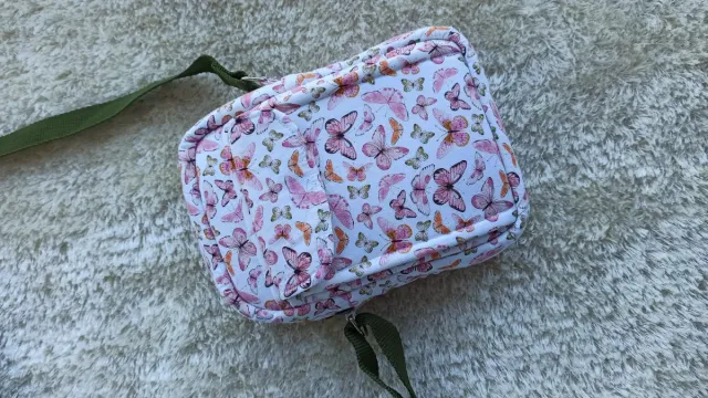 Bolso bandolera rosa con mariposas