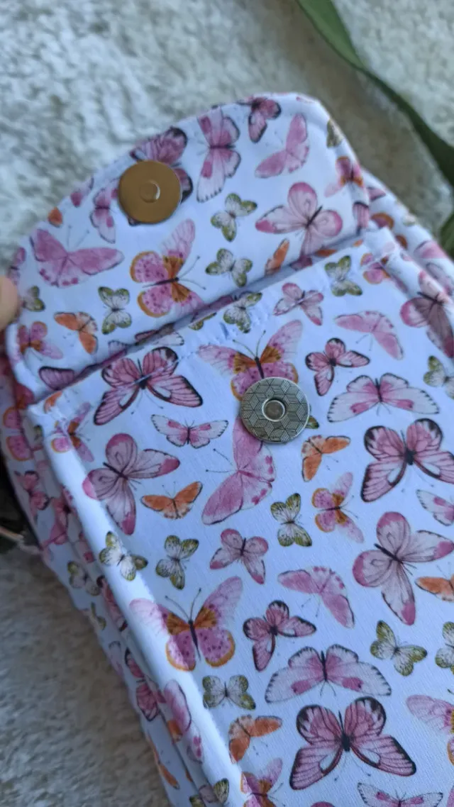 Bolso bandolera rosa con mariposas