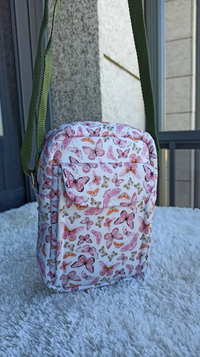 Bolso bandolera rosa con mariposas