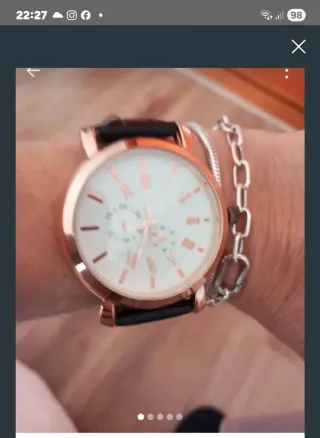 Reloj de pulsera dorado y negro