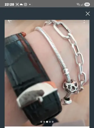 Reloj de pulsera dorado y negro