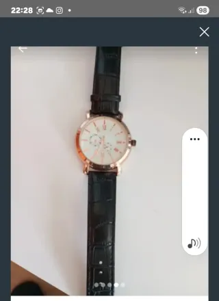 Reloj de pulsera dorado y negro