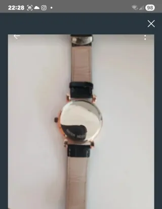 Reloj de pulsera dorado y negro