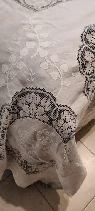 Copriletto Lino Ricamato e Pizzo