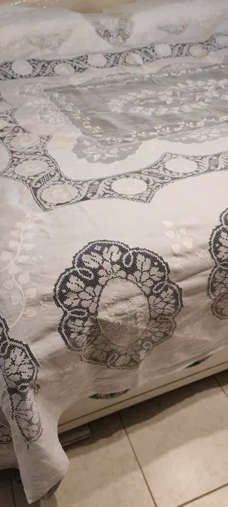Copriletto Lino Ricamato e Pizzo