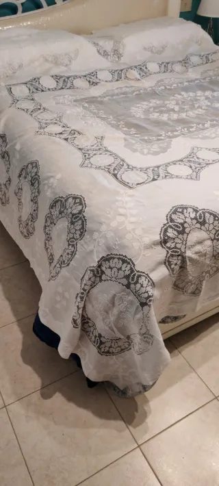 Copriletto Lino Ricamato e Pizzo