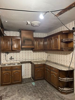 Cocina de madera con mármol