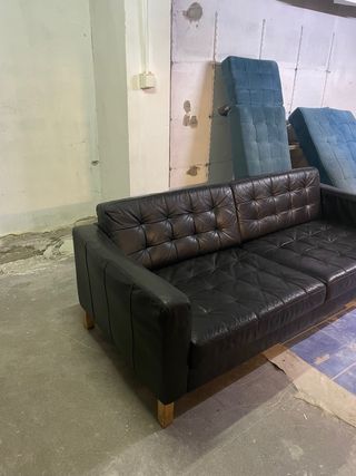 Sofá de piel negro