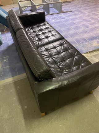 Sofá de piel negro