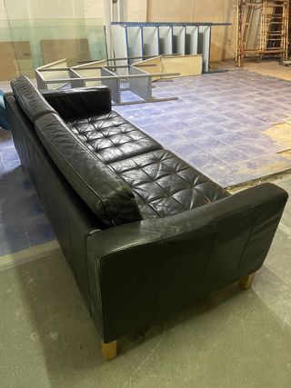 Sofá de piel negro
