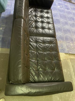 Sofá de piel negro