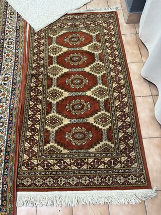 Alfombra persa pequeña beige y roja