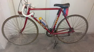 Bicicleta de carretera Derby Roja