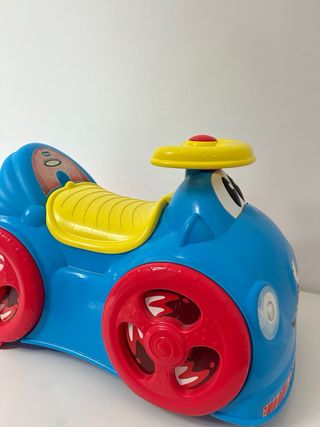 Macchina giocattolo cavalcabile blu e gialla