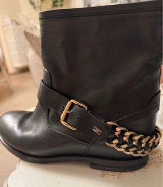 Stivali Elisabetta Franchi neri con catena