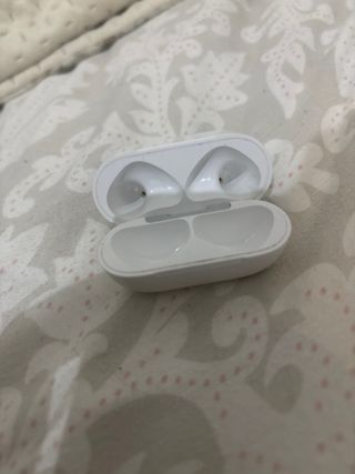 Estuche AirPods 4 sin cancelación de ruido
