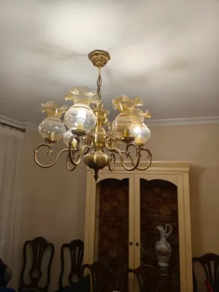 Lámpara de salón dorada de cristal