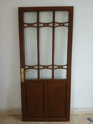 Puerta de madera con cristal