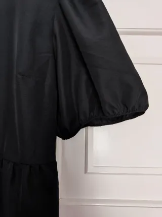 Vestido negro manga abullonada
