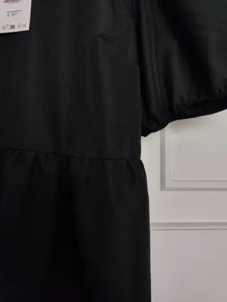 Vestido negro manga abullonada