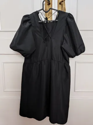 Vestido negro manga abullonada