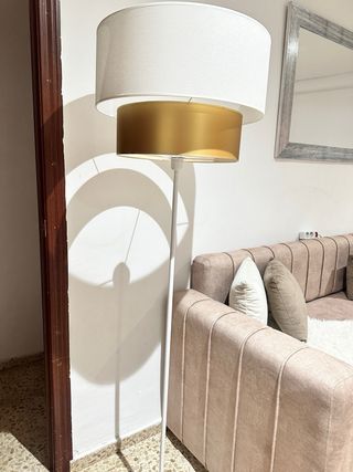 Lámpara de pie tela y metal dorada