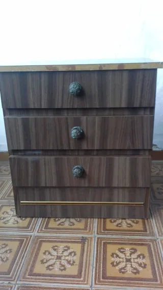 Cómoda de madera con 3 cajones