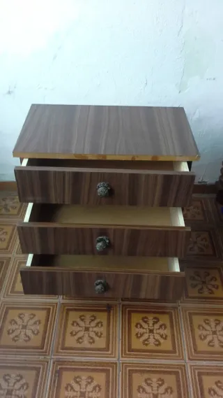 Cómoda de madera con 3 cajones