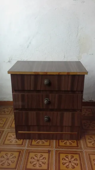 Cómoda de madera con 3 cajones